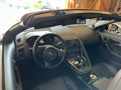 Jaguar F-TYPE Cabriolet 495 ch — Roadster britannique haute performance, très faible kilométrage — Miniatur 11
