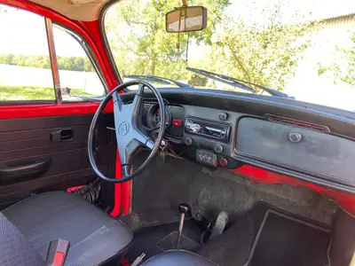 VW Käfer 1974 — Icône automobile rouge, moteur Boxer impeccable, véhicule vétéran — détail