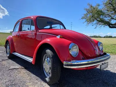 VW Käfer 1974 — Icône automobile rouge, moteur Boxer impeccable, véhicule vétéran — tableau de bord