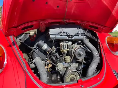 VW Käfer 1974 — Icône automobile rouge, moteur Boxer impeccable, véhicule vétéran — Miniature 8