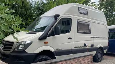 Mercedes-Benz Sprinter 163 ch — Aménagement camping 4x4, équipé solaire et chauffage diesel — fianco