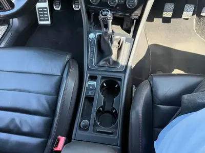 VW Golf 220 ch — Berline sportive entretenue, prête pour la route — Detail