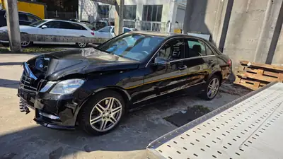 Mercedes-Benz E 500 — Berline prestige 408 ch, transmission automatique — exterior view