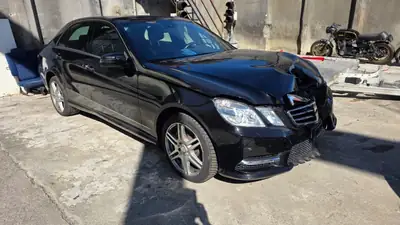 Mercedes-Benz E 500 — Berline prestige 408 ch, transmission automatique — side view