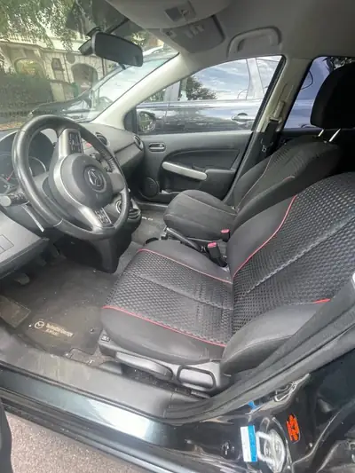Mazda 2 Sport 2011 — Citadine fiable, équipée et économique — dashboard