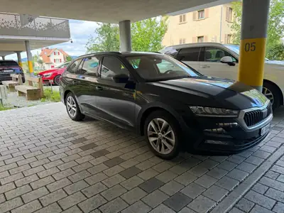 Skoda Octavia Break 190 ch — Automatique, polyvalence suisse et élégance noire — side view