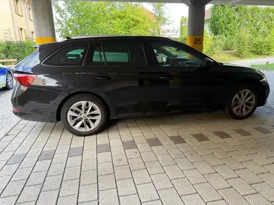 Skoda Octavia Break 190 ch — Automatique, polyvalence suisse et élégance noire — exterior view