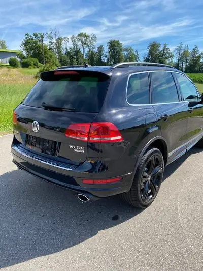 VW Touareg 245 ch Diesel — SUV robuste, transmission automatique, 4x4 intégral — side view