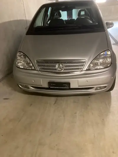 Mercedes-Benz Classe A 210 — Berline compacte allemande, 200'000 km, transmission manuelle — exterior view
