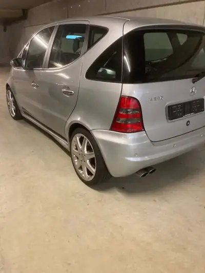 Mercedes-Benz Classe A 210 — Berline compacte allemande, 200'000 km, transmission manuelle — rear view