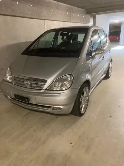 Mercedes-Benz Classe A 210 — Berline compacte allemande, 200'000 km, transmission manuelle — side view