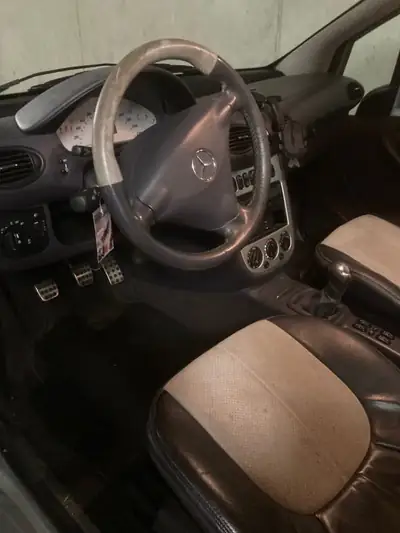 Mercedes-Benz Classe A 210 — Berline compacte allemande, 200'000 km, transmission manuelle — dashboard