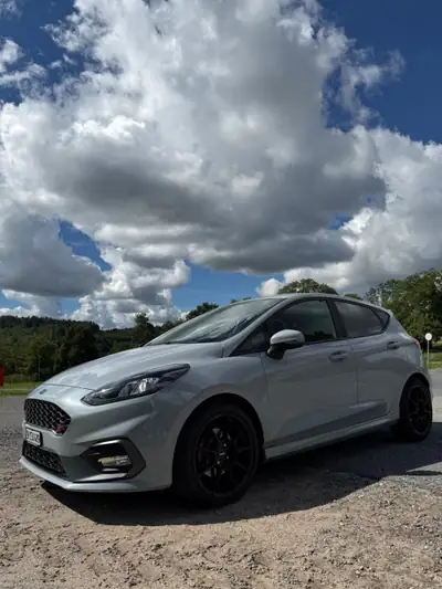 Ford Fiesta ST 1.5 EcoBoost 200 ch — Sportive agile et entretenue régulièrement — vue extérieure