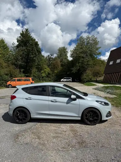 Ford Fiesta ST 1.5 EcoBoost 200 ch — Sportive agile et entretenue régulièrement — intérieur