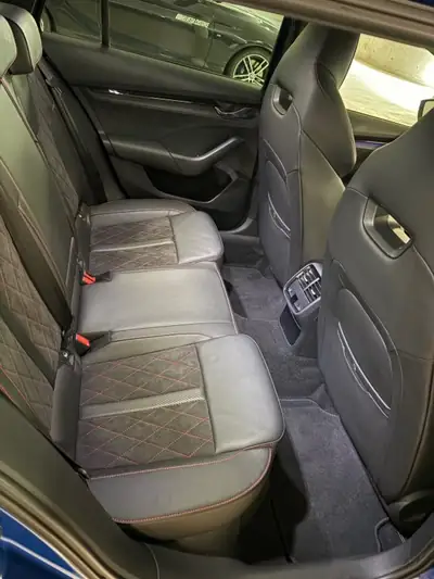 Skoda Octavia Combi TSI 245 ch — Break spacieux, automatique, entretien impeccable — Miniature 11