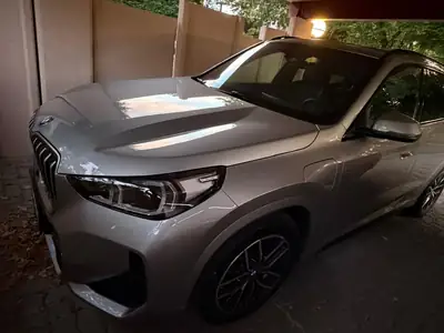BMW X1 2025 — SUV hybride 326 ch, 7'560 km, équipements premium — côté