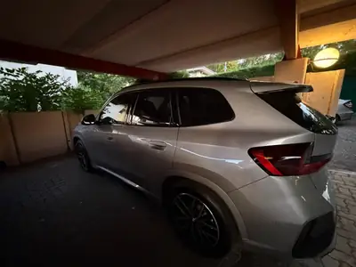 BMW X1 2025 — SUV hybride 326 ch, 7'560 km, équipements premium — arrière
