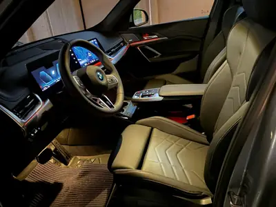 BMW X1 2025 — SUV hybride 326 ch, 7'560 km, équipements premium — intérieur