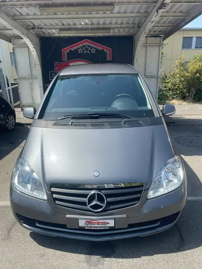 Mercedes-Benz Classe A 180 — Berline compacte élégante, entretien à jour — Heckansicht