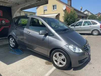 Mercedes-Benz Classe A 180 — Berline compacte élégante, entretien à jour — Außenansicht