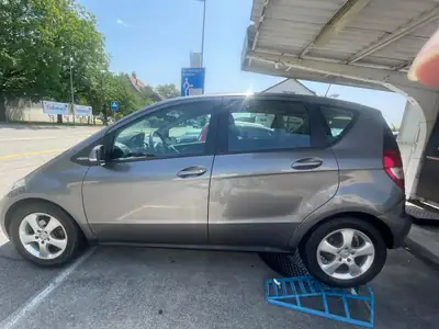 Mercedes-Benz Classe A 180 — Berline compacte élégante, entretien à jour — Armaturenbrett