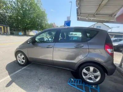 Mercedes-Benz Classe A 180 — Berline compacte élégante, entretien à jour — Innenraum