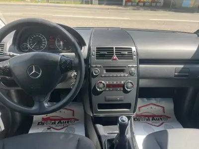 Mercedes-Benz Classe A 180 — Berline compacte élégante, entretien à jour — Miniatur 8
