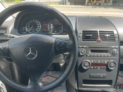 Mercedes-Benz Classe A 180 — Berline compacte élégante, entretien à jour — Miniatur 9
