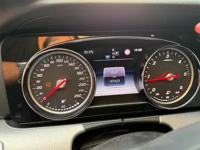 Mercedes-Benz E 220 Diesel — Élégance berline avec motorisation efficace — detail