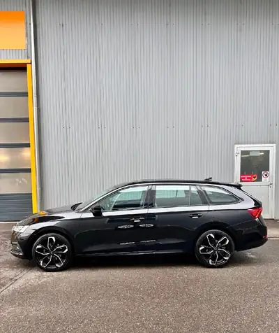 Škoda Octavia Combi Diesel — Break spacieux, entretien exemplaire, 8 jeux de roues — rear view