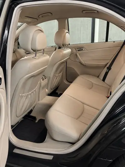 Mercedes-Benz C 280 V6 4Matic — Berline premium avec traction intégrale et 231 ch — Miniature 10