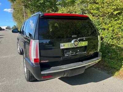 Cadillac Escalade 2013 — SUV premium 7 places, motorisation V8 puissante — Heckansicht