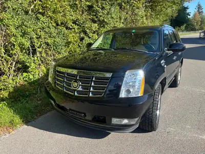 Cadillac Escalade 2013 — SUV premium 7 places, motorisation V8 puissante — Außenansicht