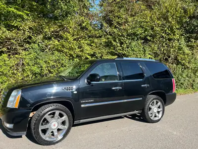 Cadillac Escalade 2013 — SUV premium 7 places, motorisation V8 puissante — Seitenansicht