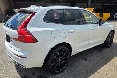 Volvo XC60 Hybrid — SUV Premium 253 ch, Transmission Automatique, Toutes Routes — vista posteriore