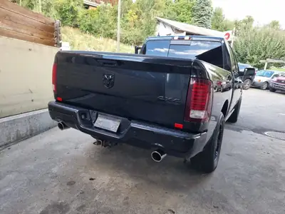 Dodge RAM 5.7L Hemi — Pickup 4x4 musclé, 400 ch et transmission automatique — côté