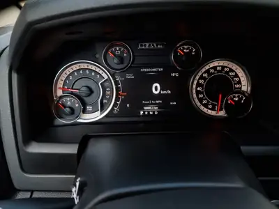 Dodge RAM 5.7L Hemi — Pickup 4x4 musclé, 400 ch et transmission automatique — tableau de bord