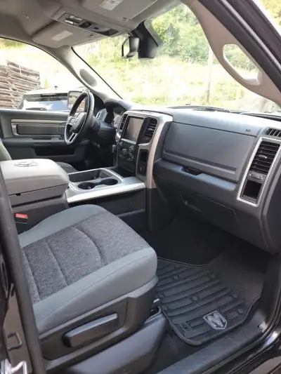 Dodge RAM 5.7L Hemi — Pickup 4x4 musclé, 400 ch et transmission automatique — intérieur