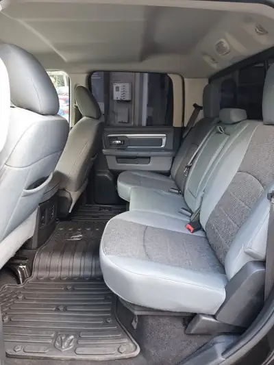 Dodge RAM 5.7L Hemi — Pickup 4x4 musclé, 400 ch et transmission automatique — Miniature 8