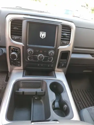 Dodge RAM 5.7L Hemi — Pickup 4x4 musclé, 400 ch et transmission automatique — Miniature 7