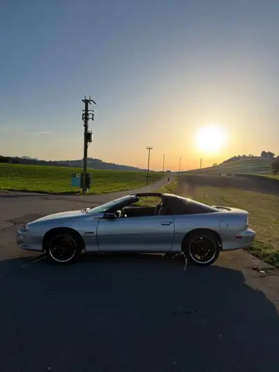 Chevrolet Camaro Z28 5.7 V8 LS1 — Coupé muscle car américain authentique — côté