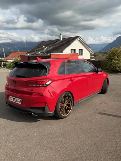 Hyundai i30 Berline — Sportive tuning 275 ch, 8 pneus, CarPlay intégré — vista posteriore