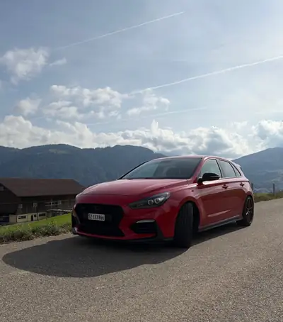 Hyundai i30 Berline — Sportive tuning 275 ch, 8 pneus, CarPlay intégré — fianco