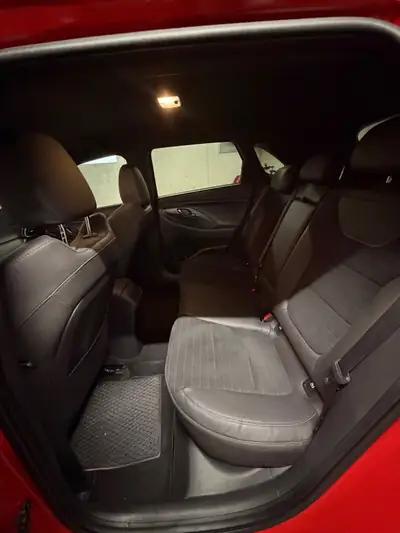 Hyundai i30 Berline — Sportive tuning 275 ch, 8 pneus, CarPlay intégré — Miniatura 10