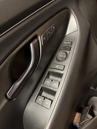 Hyundai i30 Berline — Sportive tuning 275 ch, 8 pneus, CarPlay intégré — Miniatura 11