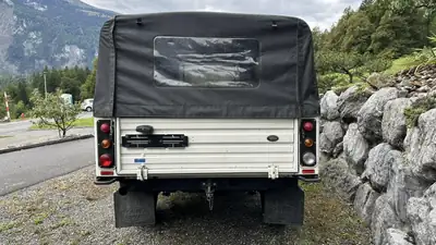 Land Rover Defender 2004 — Le SUV britannique incontournable, robustesse éprouvée — vista posteriore