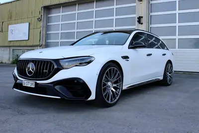 Mercedes-AMG E 53 Hybrid Break — Performance hybride rechargeable, finition exclusive mate — côté