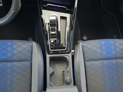 VW Golf 2024 — 319 ch, Toit panoramique et technologie premium — détail