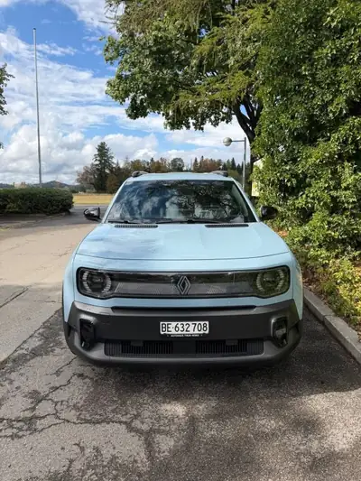 Renault R4 E-Tech Electric — Citadine électrique moderne, 150 ch, batterie 52 kWh — côté