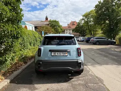 Renault R4 E-Tech Electric — Citadine électrique moderne, 150 ch, batterie 52 kWh — intérieur